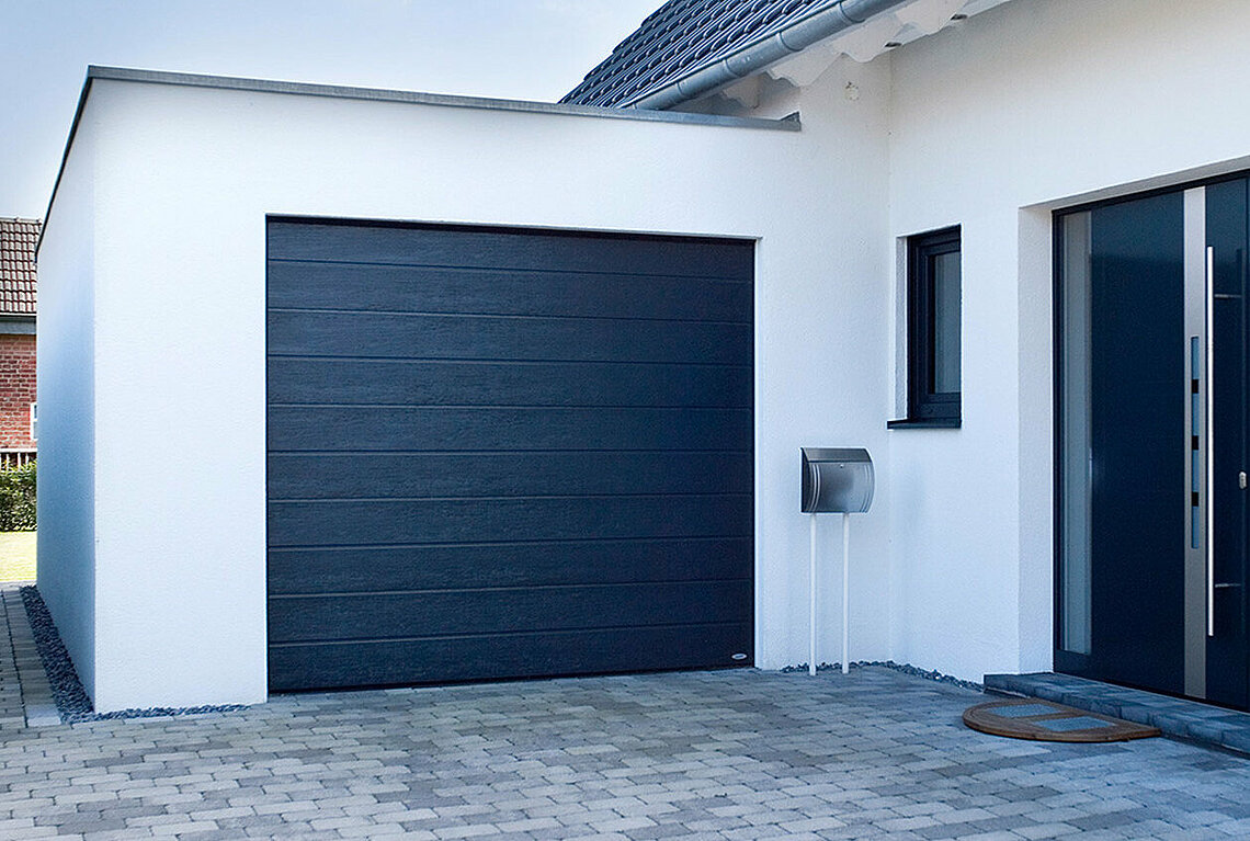 Garagen-Sektionaltor in taubenblau